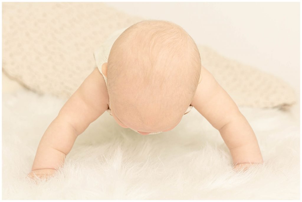 Baby photography holding himself up